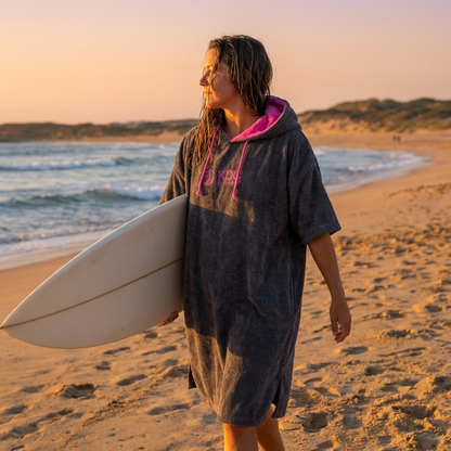 Poncho de surf en coton PASTEK de KDC-Surfwear, poncho léger avec capuche, parfait pour se changer ou se sécher après la plage.