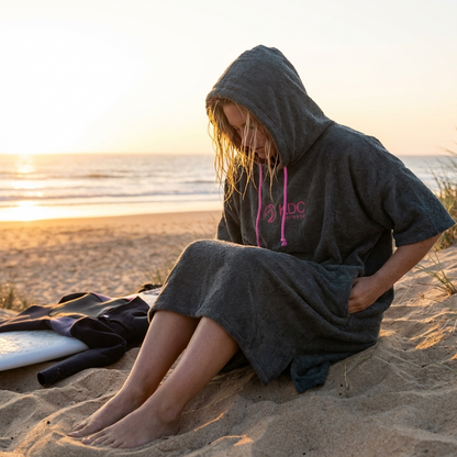 Poncho de surf en coton PASTEK de KDC-Surfwear, avec capuche et poches, idéal pour après la baignade en mer.
