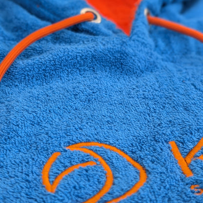 Poncho surf en coton BIGOU de KDC-Surfwear, léger et confortable, avec capuche, idéal pour après la baignade.
