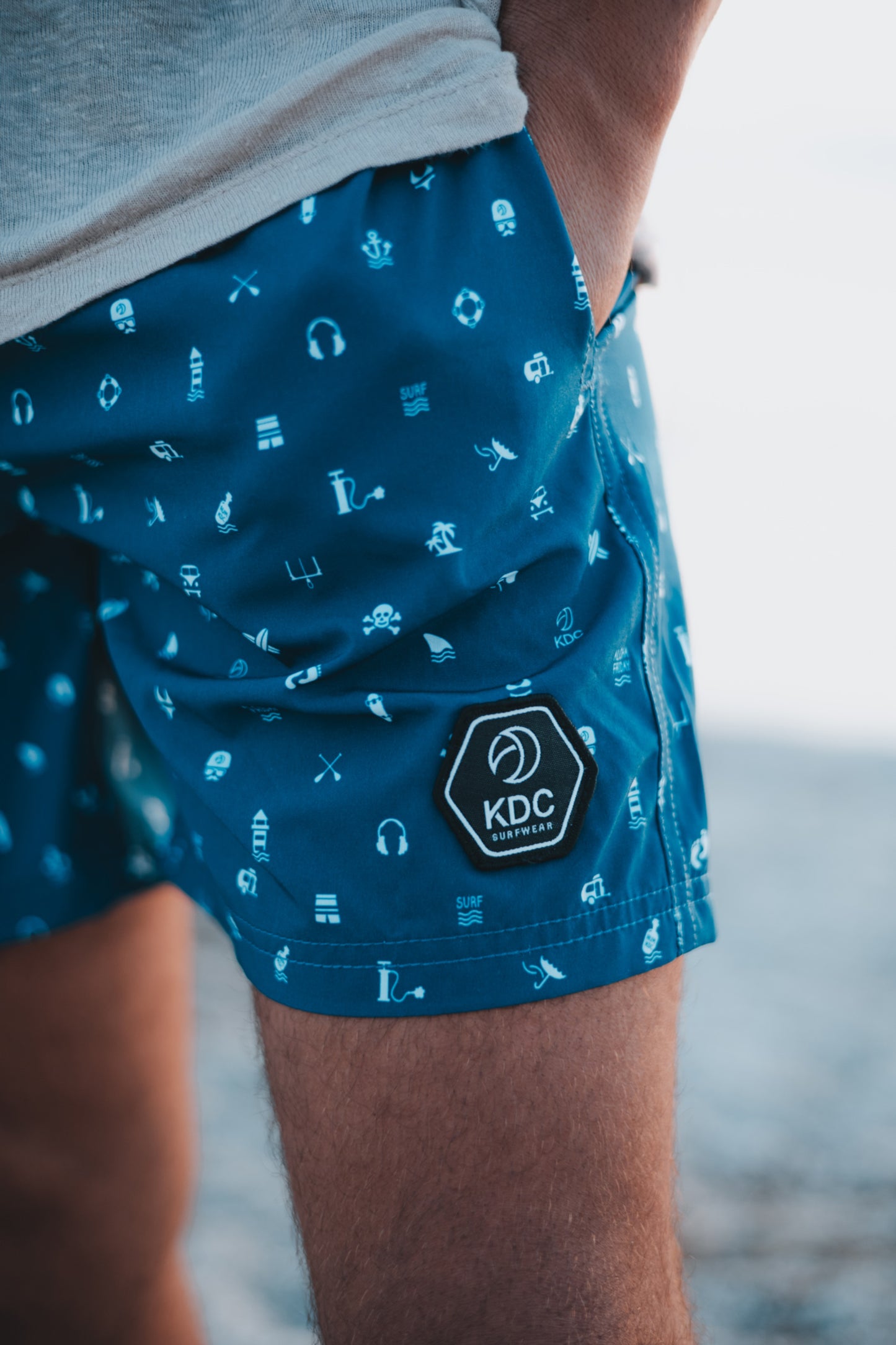 Short de bain ICON recyclé de KDC-Surfwear, tissu écologique, coupe ajustée, poches latérales, parfait pour la plage et la natation.